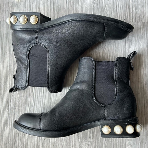 [6.5] Louise Et Cie Classic Black Leather Chelsea Boot Gold & Pearl Hardware - Picture 3 of 13
